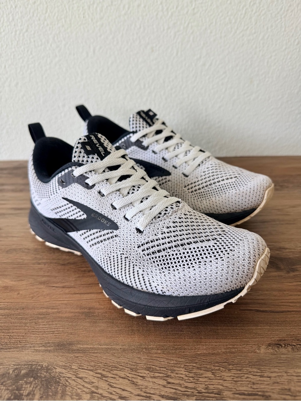 Brooks Womens Revel 5 Running Shoes White Grey Knit (Size: 7) Excellent/Like New